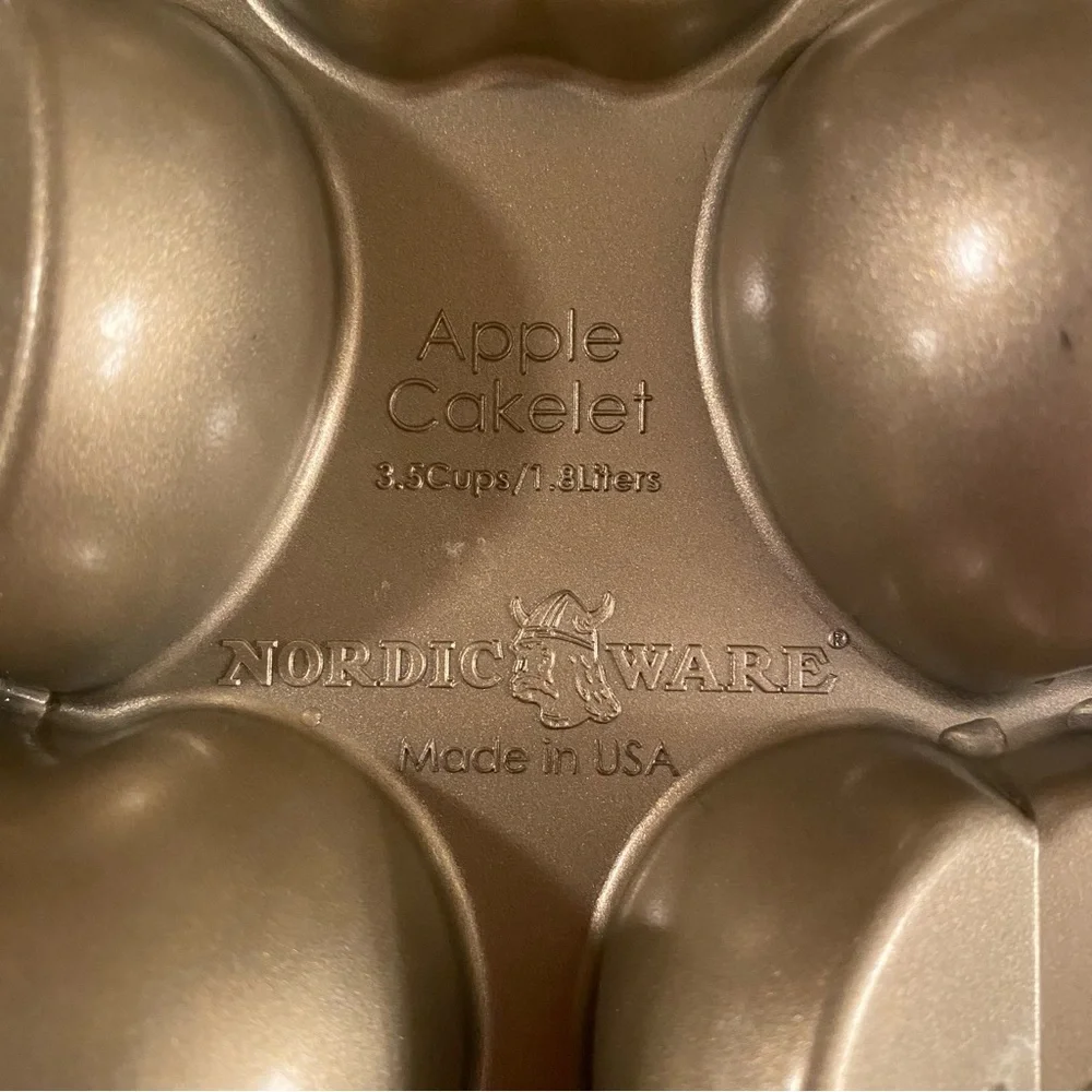 Nordic Ware Apple Cakelet Pan Nonstick Heavy Cast Aluminum Made in USA Baking